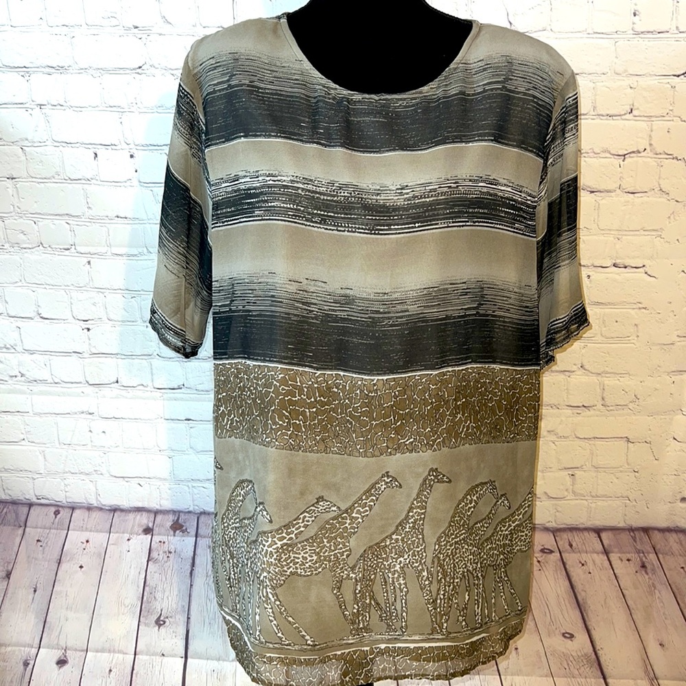 1X Jo Joan scoop neck tunic top. Lined crepe like fabric. Giraffe 🦒 print